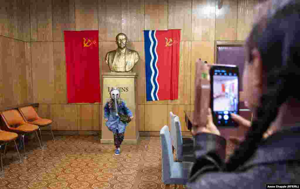 Žena fotografira svoju kćerku ispred biste Lenjina. Danas je bunker otvoren za turiste, iako je fotografiranje u nekim sobama zabranjeno.