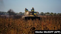 Українські артилеристи готуються до ведення вогню з 2С1 «Гвоздика» (122-мм самохідна гаубиця) по російських позиціях на півдні України 8 жовтня 2022 року