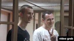 Олег Сенцов (праворуч) і Олександр Кольченко в російському суді, архівне фото