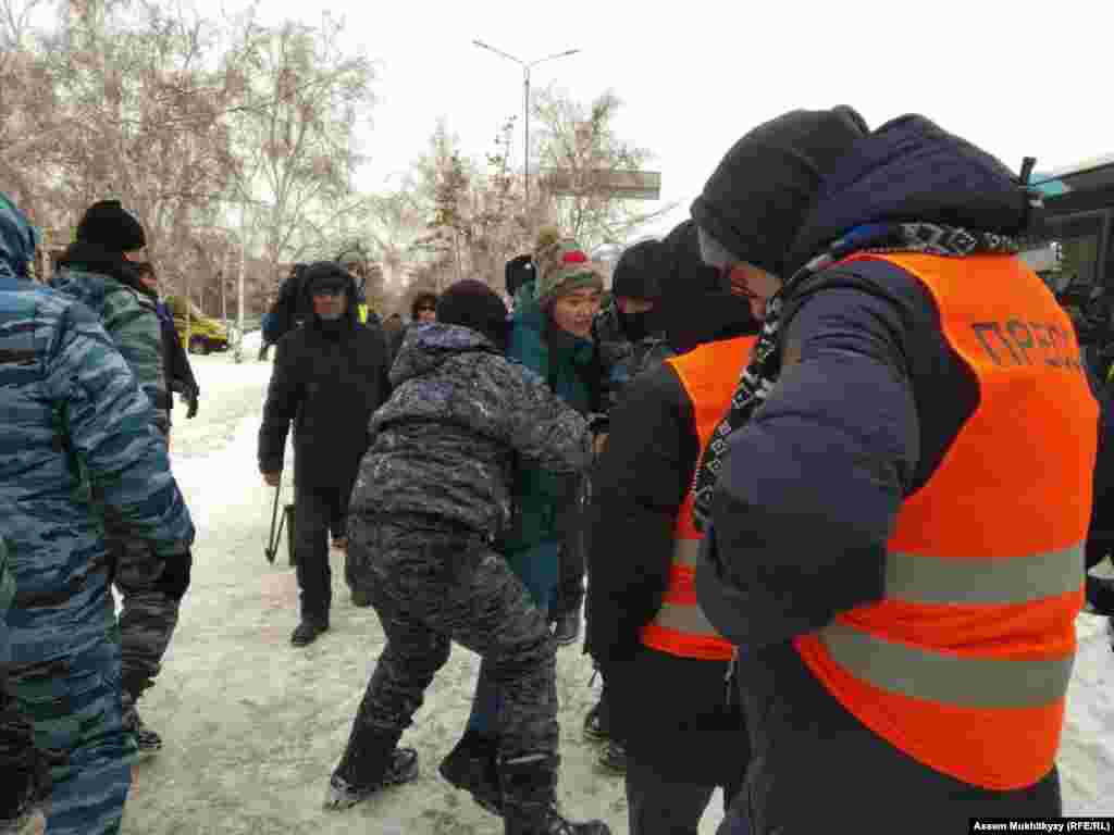 Чымкент шаарында митингге чыккан бир нече адам кармалды. 