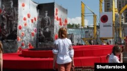 Інсталяція на майдані Незалежності в Києві до Дня пам’яті та примирення, який Україна відзначає 8 травня, вшановуючи жертв Другої світової війни 