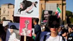 În semn de protest, multe femei și-au scos vălurile, le-au ars și și-au tăiat parul.