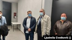 Novinar Milan Jovanović (u sredini) tokom suđenja za paljenje njegove kuće 