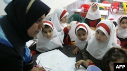 Teachers used the first day of the strike to explain the reasons for their actions to their students. (file photo)