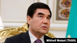 Туркманистонда ҳар йили 1 сентябрда давлат идоралари ва бюджет ташкилотлари президент суратини янгисига алмаштиришиши шарт.