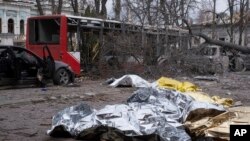 Тела погибших лежат на земле после российского ракетного удара по Сумам, 13 апреля 2025 года