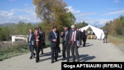 Для таких встреч миссия наблюдателей Евросоюза ставит палатку в селе Эргнети между грузинским и российским постами