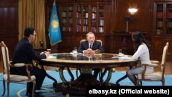 Нурсултан Назарбаєв спілкується з журналістами, жовтень 2019 року