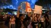 Protestari țin steagurilor europene și ale Georgiei în timp ce mărșăluiesc pe străzile din Tbilisi în semn de protest după ce parlamentarii au promovat o lege controversată a „influenței străine”. 22 aprilie 2024.