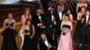Američki režiser Sean Baker prima nagradu za najbolji film - Anoru, uz glumce i ekipu, na 97. dodjeli nagrade Oscar u Dolby Theatreu u Hollywoodu, Kalifornija, SAD, 2. marta 2025.
