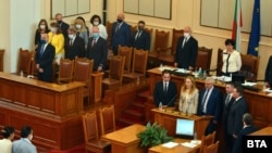 24 юли 2020 г. Новите министри полагат клетва след гласуването в парламента.