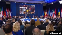 Kiev. 13 lideri europeni și premierul canadian participă în capitala Ucrainei la summitul pentru trei ani de la invazia rusească.