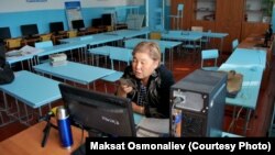 Чаек айылындагы Т. Турсунбаева атындагы мектеп-гимназиянын мугалими Айгүл Мамбеталиева бош класста WhatsApp аркылуу сабак өтүп жатат. 
