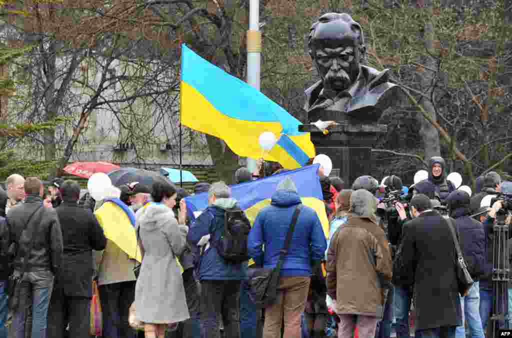 Проукраїнські демонстранти під час антивоєнної акції біля пам'ятника Тарасу Шевченку в Сімферополі, 7 березня 2014 року