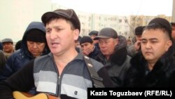 Жанат Эсентаев жаңы-өзөндүк мунай жумушчуларын колдоп ырдады, 23-декабрь, 2012-ж. Актау