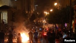 Demonstranti tokom protesta u blizini parlamenta u luci Bejrut, 7. jula 2020. 
