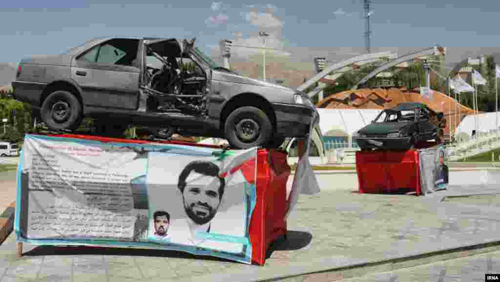 Пежо 405, в якому їхав Рошан, коли його вбили в січні 2012 року, виставлений у Тегерані. За словами свідків трагедії, один із двох мотоциклістів прикріпив магнітну бомбу до дверей автомобіля, а потім зник у потоку автомобілів до того, як пролунав вибух. Від вибух загинув також і водій Рошана. 
