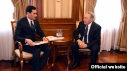Казак лидери Нурсултан Назарбаев жана Сердар Бердымухамедов (солдо).