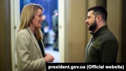 Президент України Володимир Зеленський і президентка Європейського парламенту Роберта Мецола. Київ, 1 квітня 2022 року