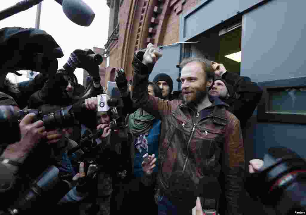 Российский фотограф Денис Синяков, находившийся на борту судна "Гринпис", обвиняется по статье "хулиганство", освобожден из СИЗО под залог