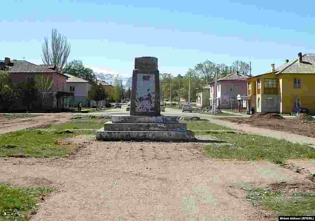 Талас. В 2007 году его перенесли на городской стадион. Позже памятник "благополучно" бесследно исчез. Фотография сделана 22 апреля 2013