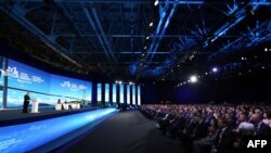 Putin se adresează participanților la Forumul Economic Estic de la Vladivostok. Aici a vorbit despre cum vede el evoluția frontului din Ucraina. 