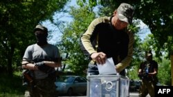 Проросійські бойовики голосують на незаконному референдумі у Слов'янську. 11 травня 2014 рік
