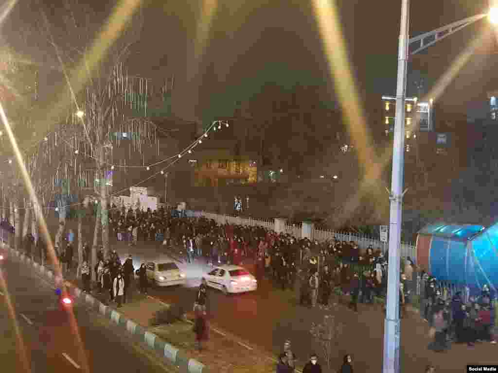 Demonstranti se okupljaju ispred Ostat Moein metro stanice 12. januara.&nbsp;