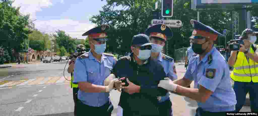 Полиция Абайдын эстелигинин жанына келген бир нече адамды кармады. Полиция машинеге күчтөп салган адамдардын бири "Назарбаевдин доору бүттү!", "Қазакстан, алга!" деп кыйкырды. 