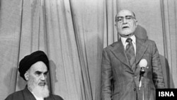 مهدی بازرگان، نخست وزیر دولت موقت، در کنار آیت‌الله خمینی رهبر انقلاب اسلامی