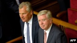 EU envoys Aleksander Kwasniewski (left) and Pat Cox are in Kyiv for another round of talks on the fate of jailed former Prime Minister Yulia Tymoshenko. (file photo)