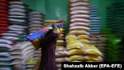 په پاکستان کې ګراني ولې زياته شوې او حکومت پر ولس د ګرانۍ بوج کمولو لپاره څه کوي؟