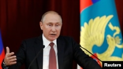 Орусиянын президенти Владимир Путин 19-июлда дипломатиялык корпус менен жолугуп жатат. Москва, 2018-жыл. 