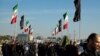 زائران ایرانی در حال عبور از مرز ایران و عراق برای شرکت در راهپیمایی اربعین