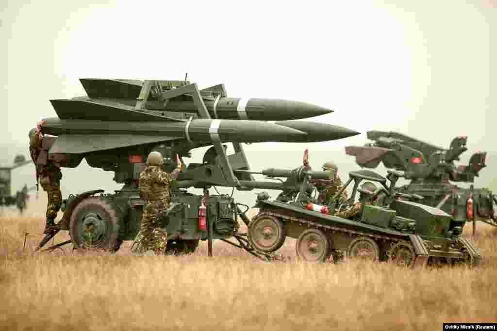 Ракетни системи земя-въздух HAWK В изявлението на Държавния департамент на САЩ от 30 декември се съобщава, че последният пакет оръжия ще включва неуточнени &bdquo;боеприпаси за въздушна отбрана&ldquo;, а в публикация на АП се твърди, че на Киев ще бъде предоставена системата HAWK. Ракетната система за първи път влиза на въоръжение в армията на САЩ през 1959 г. Съобщава се, че остарелите ракети са били ефективни срещу бавно движещите се дронове &quot;Шахед&quot;, разработени от Иран и използвани от руската армия.