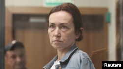 În imagine, jurnalista Alsu Kurmașeva participă la o audiere la tribunalul din Kazan, în 31 mai.