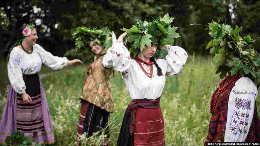 В козацькому селищі «Мамаєва слобода» у Києві дівчата-козачки разом із козаками провели обряд встановлення «Віхи» напередодні свята Трійці. «Віха» – це велетенська жердина, обвита зіллям, стрічками та квітами. Навколо неї традиційно проводяться обрядові дії та розваги. Цей предмет символізує «Дерево життя», або ж триєдність всього сущого – Трійцю. Київ, 18 червня 2016 року. ДИВИТИСЬ ФОТОГАЛЕРЕЮ
