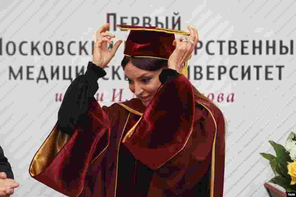 Aliyeva accepting an honorary professorship from the I.M. Sechenov Moscow Medical Academy in Moscow, where she attended university.