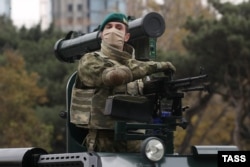 Азербайджанська бронемашина «Кобра» виробництва Туреччини, озброєна кулеметом Калашникова і білоруським протитанковим ракетним комплексом «Шершень». На параді показали багато такої техніки, яку Азербайджан купував на світових ринках останніми роками