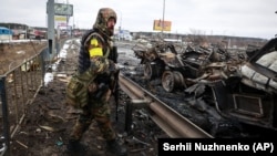Amenințările Rusiei cu privire la folosirea armelor nucleare și declanșarea celui de-al treilea război mondial se înmulțesc pe măsură ce ofensiva din Ucraina întâmpină dificultăți. Imagine de lângă Kiev cu rămășițele unui vehicul militar rusesc, 1 martie 2022.
