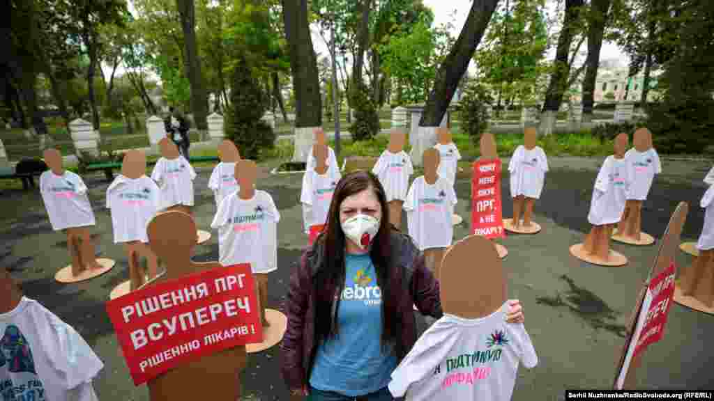 5 травня під МОЗ пройшла акція протесту керівників найбільших пацієнтських організацій, що об’єднують українців із різних регіонів, хворих на рідкісні захворювання. Через те, що масові заходи заборонені, участь в акції брали не самі пацієнти – організатори встановили перед міністерством 50 картонних манекенів