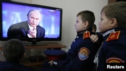 Ростов-на-Дону шаарындагы аскерий окуу жайдын кадеттери Путиндин сөзүн угууда, 20.12.2012