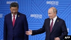 Глава Китая Си Цзиньпин (слева) и президент России Владимир Путин на саммите БРИКС в Казани. 23 октября 2024 года