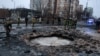 În imagine, salvatori și echipe de investigatori la locul unui bombardament din Kiev, sâmbătă, 18 ianuarie.