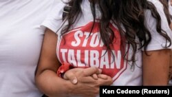 Proteste împotriva talibanilor au avut loc la Washington pe 15 august când militanții au pătruns în Capitală. Mai multe femei au fluturat postere cerând respectarea drepturilor femeii și încetarea violenței.