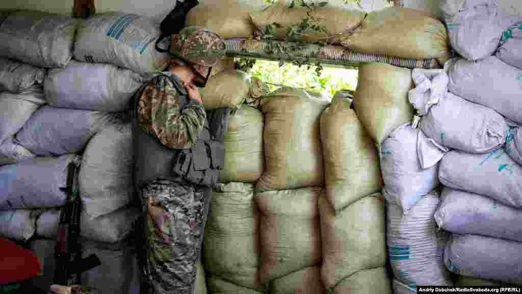 На окраине села расположены огневые и наблюдательные точки украинских военных. Это одна из них. Стрелять могут в любой момент, и периодически во время нашей «прогулки» по селу слышны автоматные и пулеметные очереди, реже взрывы