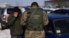 Перевірка транспортних засобів на пункті пропуску «Гоптівка» в Харківській області, архівне фото, 2018 рік