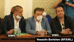 Иван Ангелов (в средата) и Светослав Илчовски (вдясно) по време на второто заседание на комисията на Мая Манолова по темата за връзката на Бойко Борисов с дейността на групата от дружества "Градус"