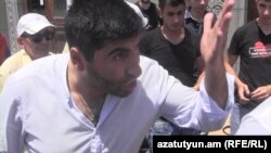 Հայաստան -- Անհայտ անձը սպառնալիքներ է հնչեցնում Ազատության հրապարակում նստացույց անցկացնող ակտիվիստների հասցեին, Երևան, 22-ը հունիսի, 2015թ․