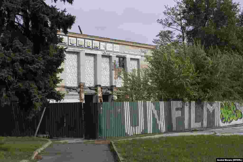 Cinematograful, construit de sovietici și inaugurat în 1957, și-a schimbat numele din „40 de ani ai Uniunii Tineretului Comunist” în „Gaudeamus” după destrămarea Uniunii Sovietice, în anii '90. În 2004, clădirea, gestionată până atunci de Ministerul Culturii, a fost preluată de SA „Cristivlad”. Șase ani mai târziu, conducerea companiei a privatizat și terenul aferent, anunțând intenția de a construi un bloc de 15 etaje. În 2016, proprietarul a început demolarea cinematografului, însă lucrările nu au fost finalizate. În prezent, ce a rămas din clădire este îngrădit în față, iar în spate servește ca parcare pentru angajații din zonă.